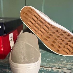 Reebok slip on sneaker. 6.5